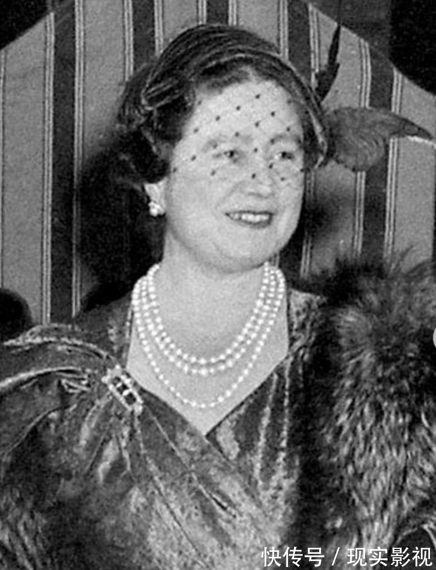 优雅|戴对胸针的卡米拉好美,一枚简约的祖母绿胸针,映衬的她优雅大气