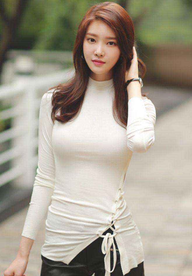 街拍：紧身裤小姐姐时尚俏皮，人群中凸显而出，不会流于平庸