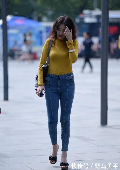 搭配 高领打底衫,搭配蓝色裤子,简单的衣服搭配起来也很好看