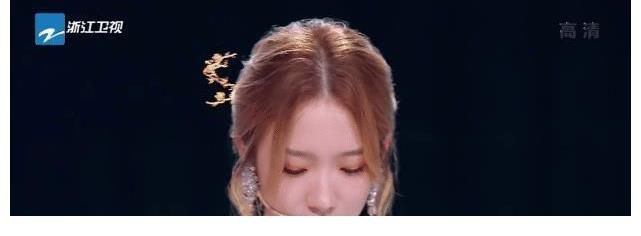 徐梦洁|火箭少女合体，吃完烧烤把签当发簪，孟美岐得意：看我看我