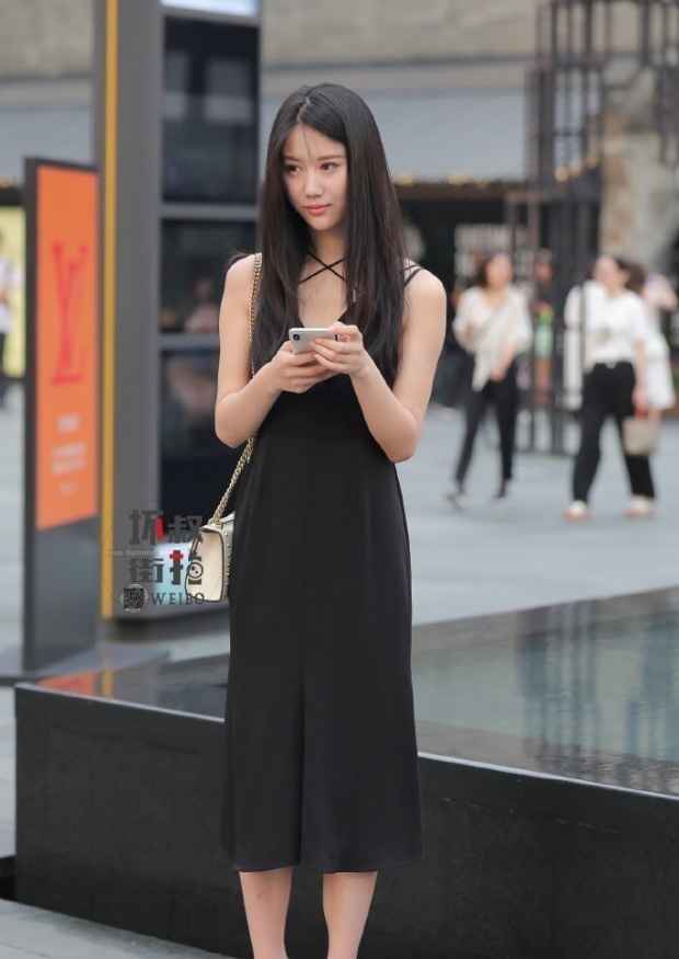 长裙|小姐姐的黑色长裙,搭配高跟鞋更有气质