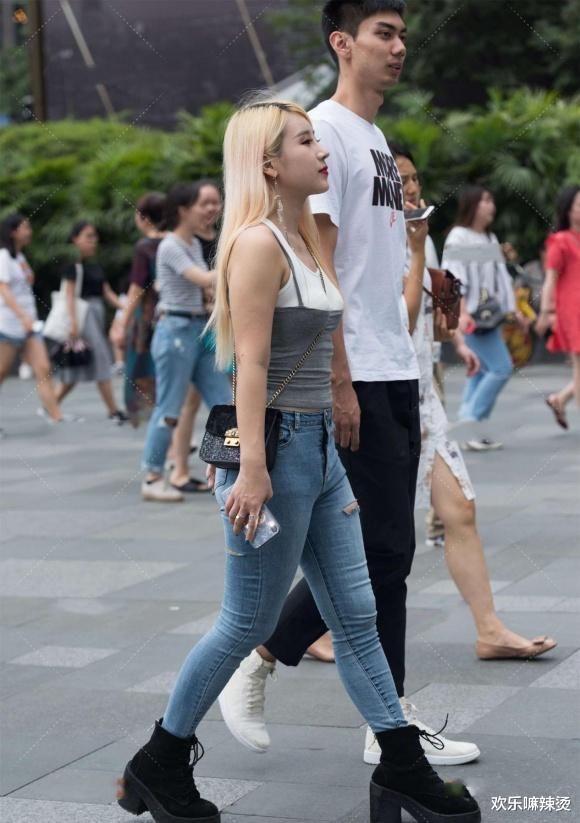 小个子女生会穿搭，修身牛仔裤配黑色马丁靴，高挑靓丽又显瘦