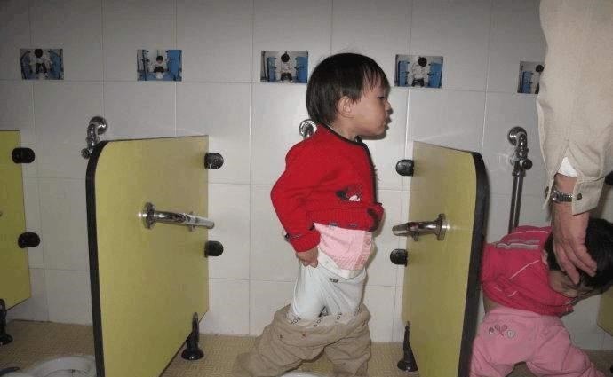 宝妈|幼儿园大多推行“无性别厕所”,三个理由很充分,却难以说服父母