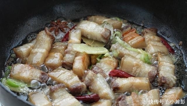 糖色|觉得红烧肉太油腻?有种不炒糖色不放油的做法,老人小孩都爱吃