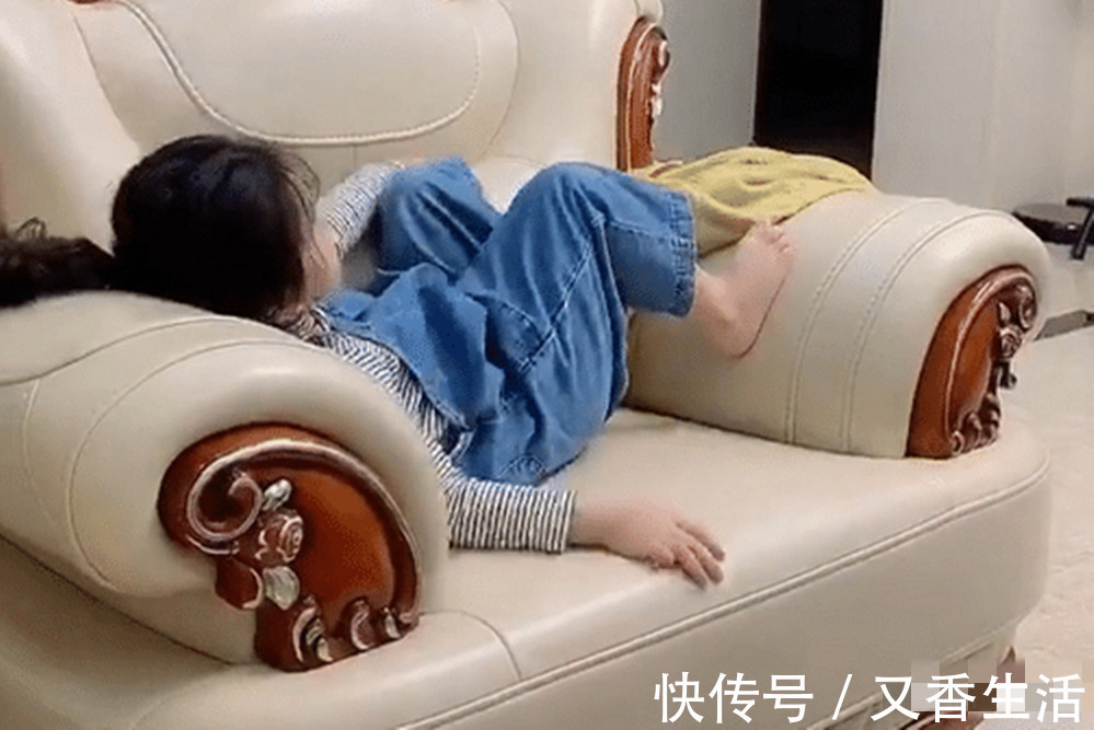 地位|“地位最低”的弟弟,服侍姐姐相当顺手,网友:弟弟你经历了什么