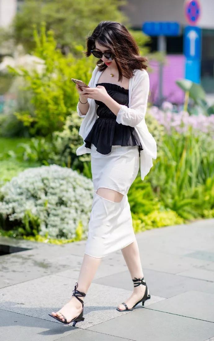 高跟鞋 雪纺面料的吊带连衣裙,带点荷叶边设计,丰富感大大的提升