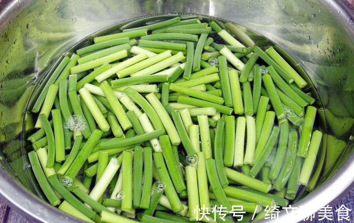 鸡蛋清|炒蒜苔总是不入味不要直接下锅炒,掌握1技巧,蒜苔脆嫩又入味