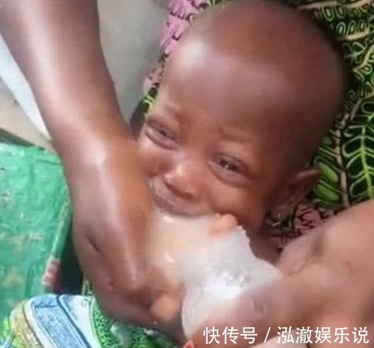 我们的爱|四张图告诉你,非洲妈妈是怎么喂孩子的,网友泪目了