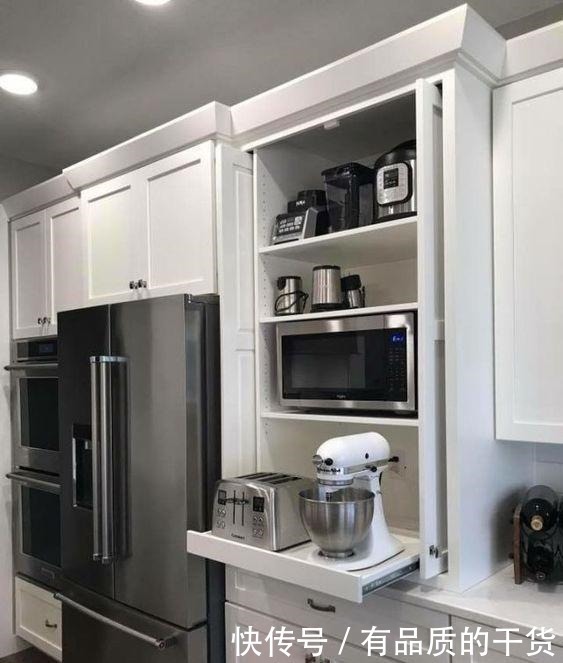 饮水机|我当初怎么没想到,柜子下多加1块小抽板,专门拿来放小厨电超赞!