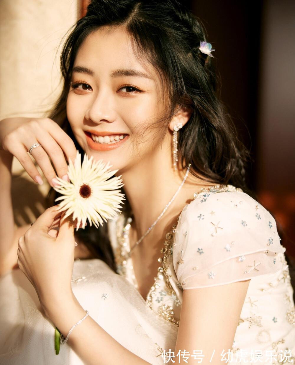 傻烫|脸上有4个特征的女生,很适合留黑长直!别傻傻烫卷发了