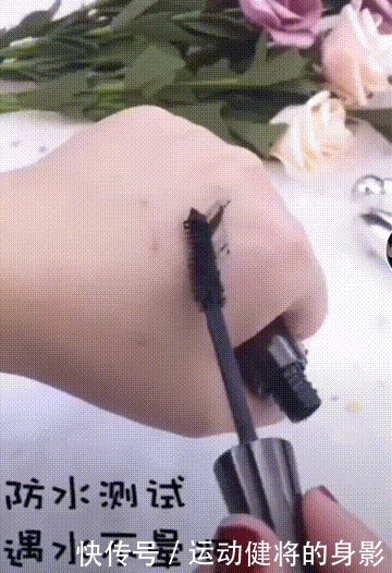 妆感|吉娜真是放开了!大方卸掉假睫毛,看到素颜真容,难怪妆感那么重