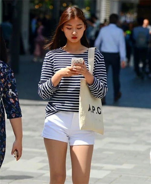 街拍:美女很有街头的气质感,黑色的紧身裤很显腿长