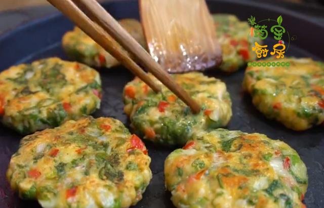 早餐饼这样做，青菜、粗粮加鸡肉，粗粮细做，营养健康，做法简单