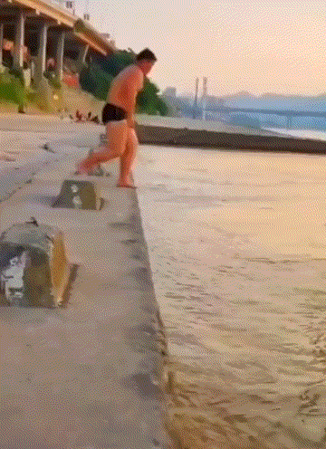 |搞笑GIF图:天下没有一口奶是免费的