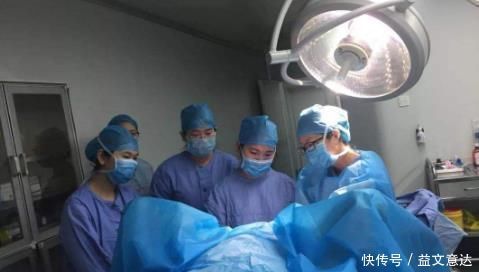 26岁产妇生下4胞胎,婆家人开心抱孙子,娘家亲妈却痛苦倒地