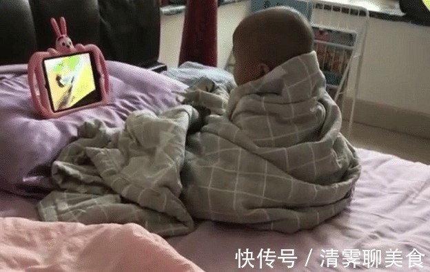 被子|“佛系父子”空调房里自得其乐,裹着被子的宝宝像极了一休哥