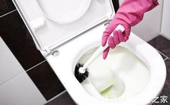 卫生死角|马桶三天不刷就有黄渍污垢，跟保洁阿姨学3招，轻松祛黄，无异味