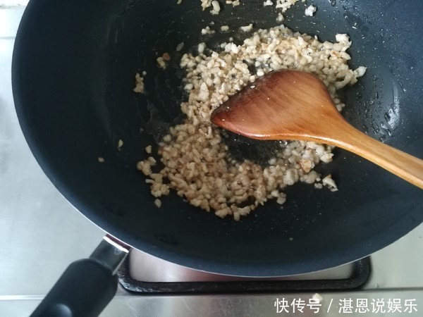 蒜苔|这菜是天然“洗肠草”,杀菌清肠道,一周吃3次,排出宿便一身轻