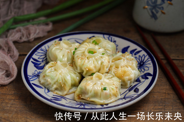 不揉面不发酵,用饺子皮做水煎包,皮薄馅大倍儿鲜美,当早餐正好
