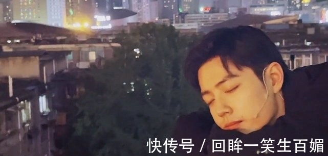 肖战深夜逛成都街头,不小心暴露了当顶流