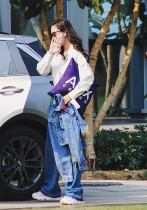 杨颖“跑男路透”被疯传，大胆尝试“柱子裤”，这五五分身材是认真的？