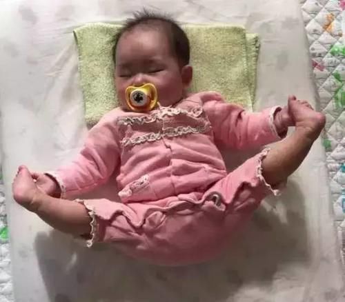 睡眠质量|宝宝的睡姿能有多“超纲”?掀被子的瞬间,仿佛在开盲盒