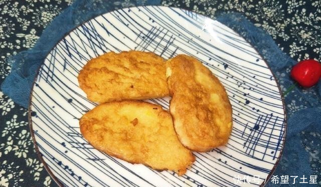 炸馒头片时,鸡蛋里面多加1样,馒头片不吸油,外酥里嫩真好吃