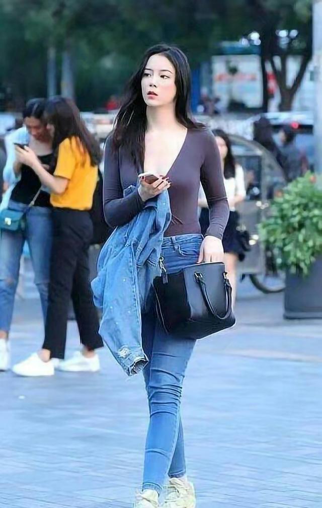 街拍这种短裤采用“扣子”排列，尽显修长的腿型吧