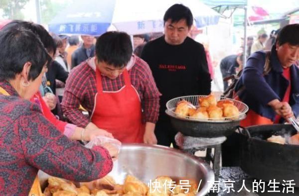 一家三口卖小吃,天没亮就出摊,顾客抢着买,卖光150斤就回家