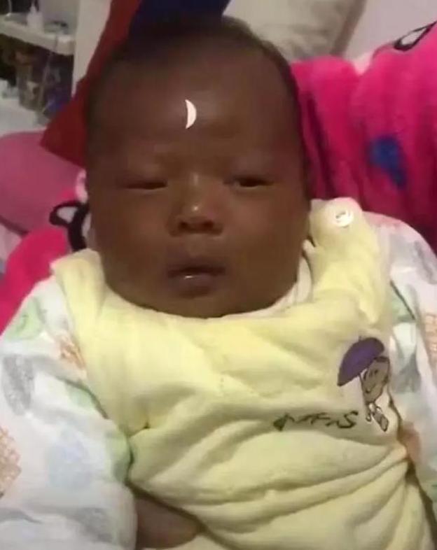 皮肤|“国产黑宝宝”走红,父母都是纯种亚洲人,孩子却堪比“包青天”