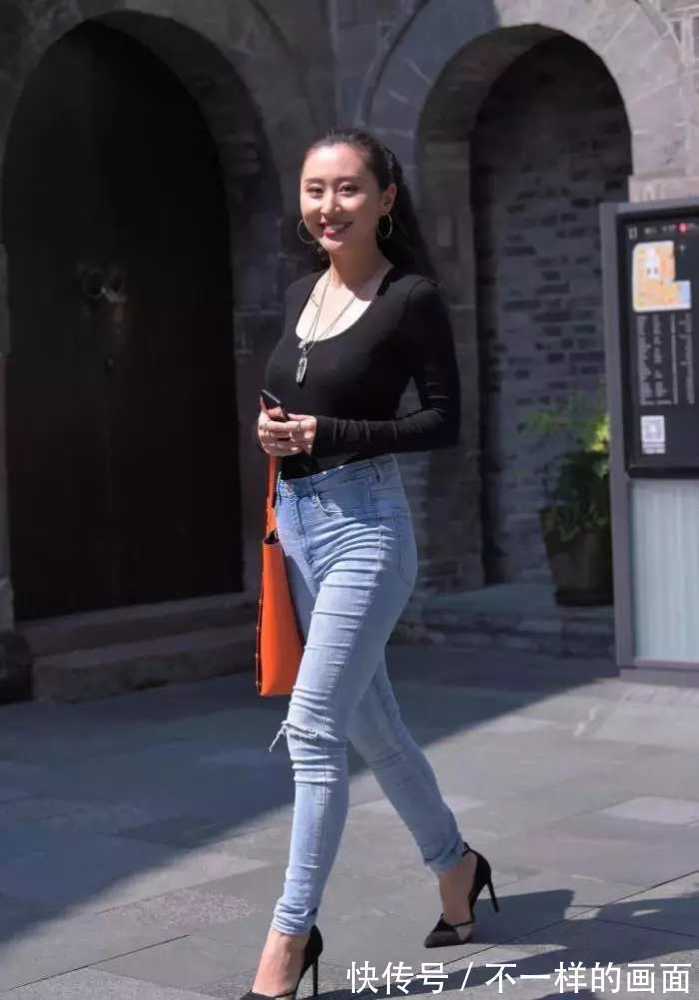 街拍 街拍美女:卷发大耳环的小姐姐,举手投足尽显成熟魅力