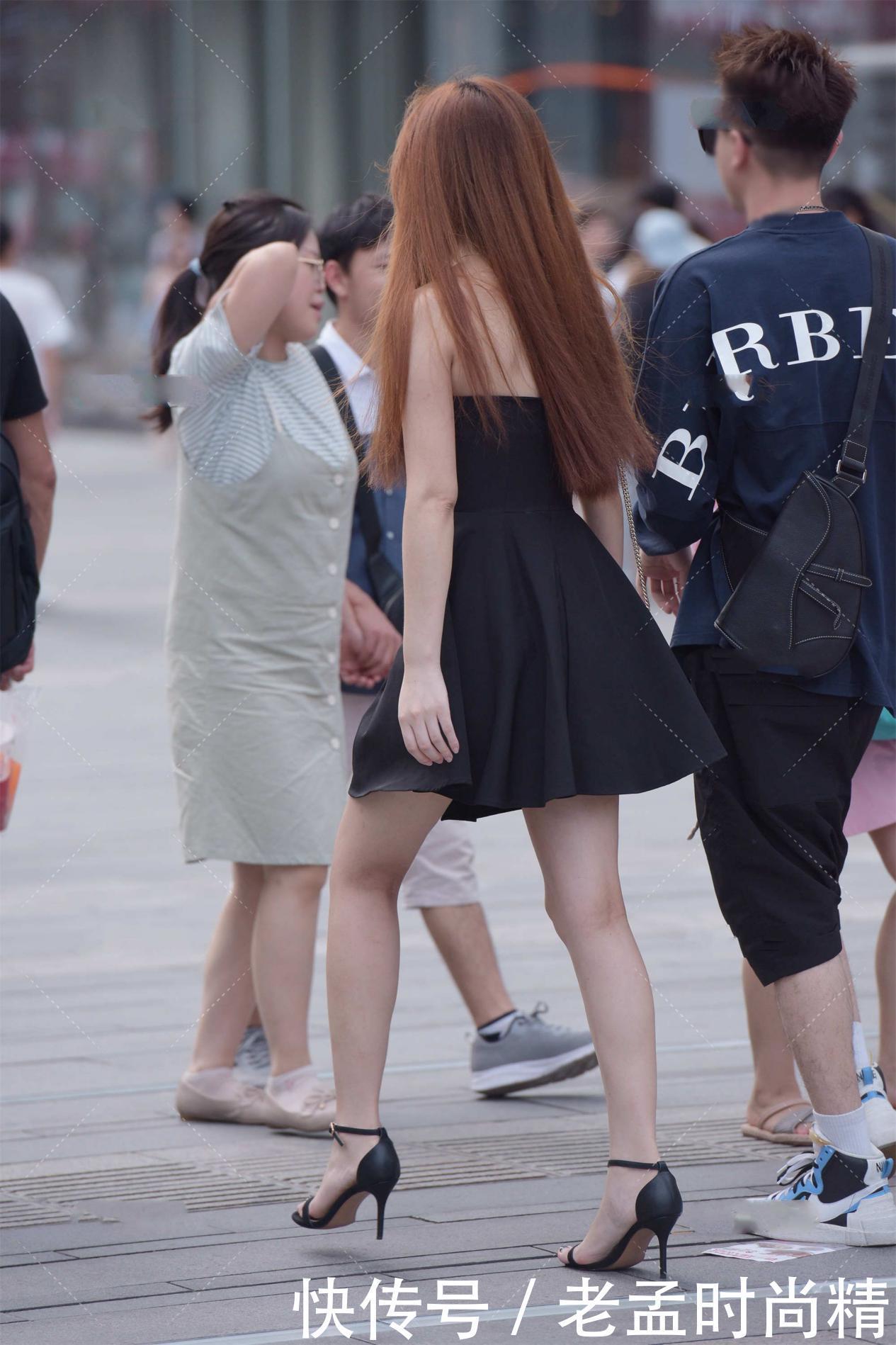 街拍:黑色一字肩收腰连衣裙, 穿上散发小鸟依人气质
