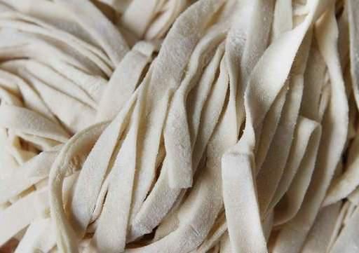  就断|手擀面为啥一煮就断？和面时多放一味料，面条爽滑劲道不易断