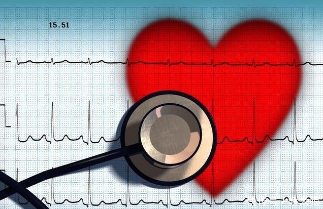 发生冠心病会有什么征兆？4个信号不难察觉，及时做2事可护心脏