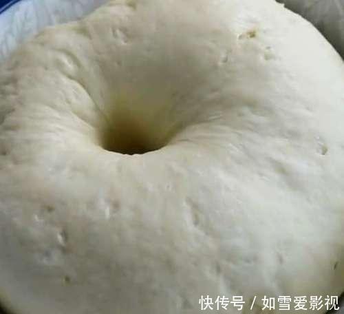  蓬松|面包还在买着吃吗在家用饼铛就能做，蓬松拉丝又香甜，特别简单