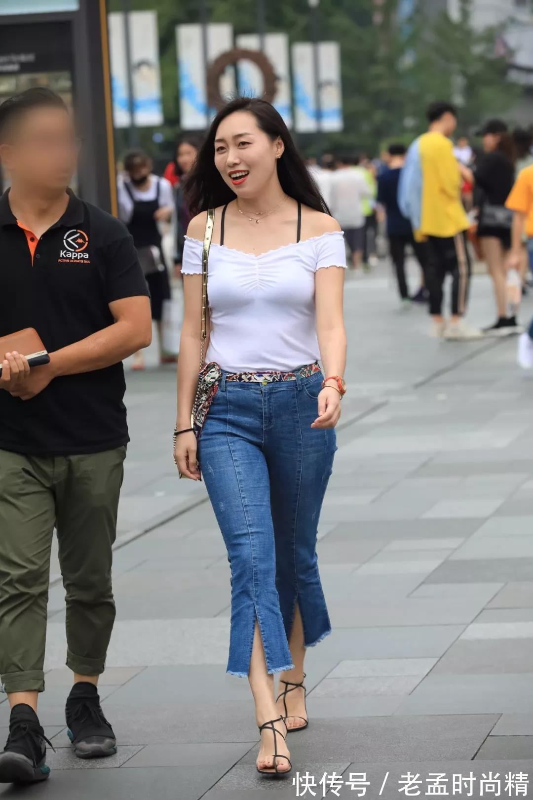 路人|街拍路人,简约又普通的衣服搭配高跟鞋,让你变得成熟干练又大气