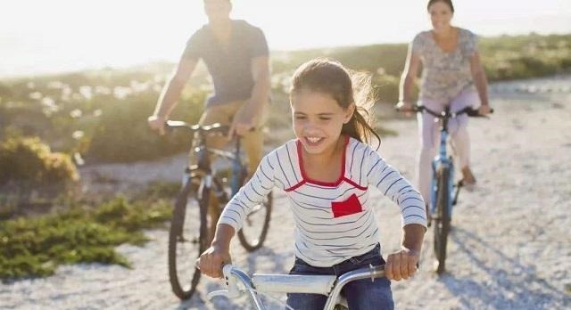 遗传因素|一个考99却很难过,一个刚及格还笑得开心,一家俩孩子咋差这么大