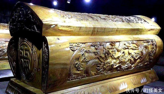 寺庙出土1600年前黄金棺材,镶58颗珍珠玛瑙,保存完整却无人敢开