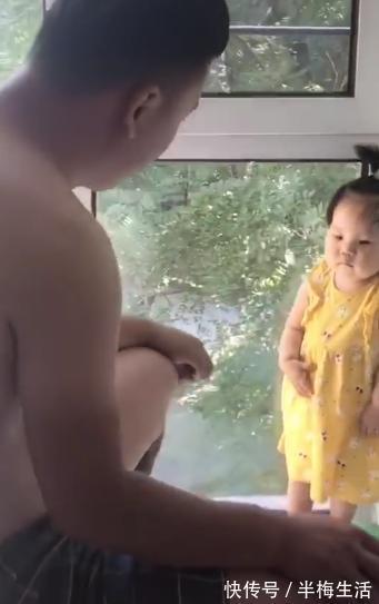 舅舅|13个月姐姐打表妹后,被舅舅罚站,一脸委屈的小表情萌翻了