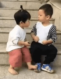 |搞笑GIF段子:美女,开车要握住方向盘不能看帅哥,注意前方有车