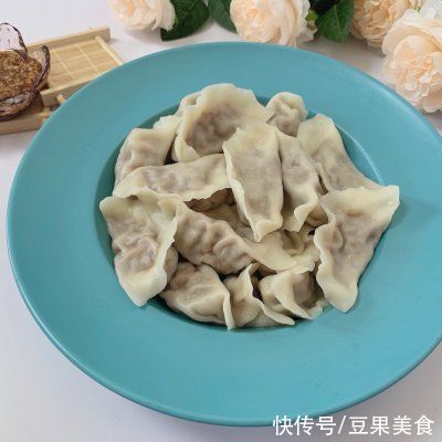 没有人可以逃得过猪肉酸菜饺子的美食诱惑