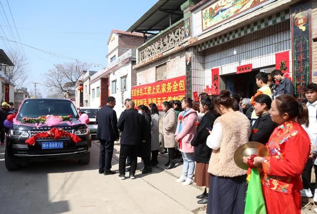 女孩出嫁，弟弟心里不舍得，在家门口拉横幅给姐夫定“规矩”