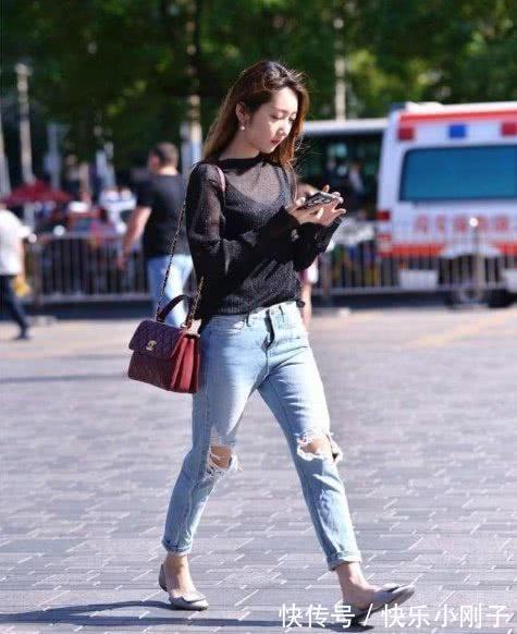 气质 酷酷的皮夹克搭配打底裤,气质又减龄打造出窈窕身材