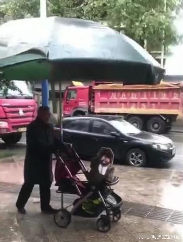 爷爷的“豪华婴儿车”火了，挡雨遛娃俩不误：想要这样的爷爷