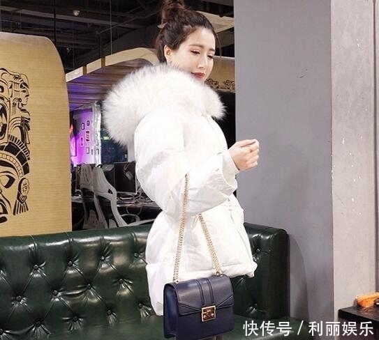 终于等到今年流行的羽绒服了:80后女人穿,瞬间变成妙龄女孩