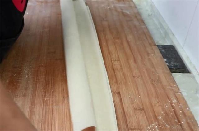 这才是北方人最拿手的手擀面做法,手工做的比机器压的还要好