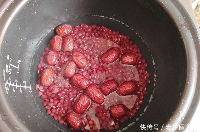 冷天迷上吃它，煮成馅料放进糖糕里，一口气连吃3个才过瘾，真香！