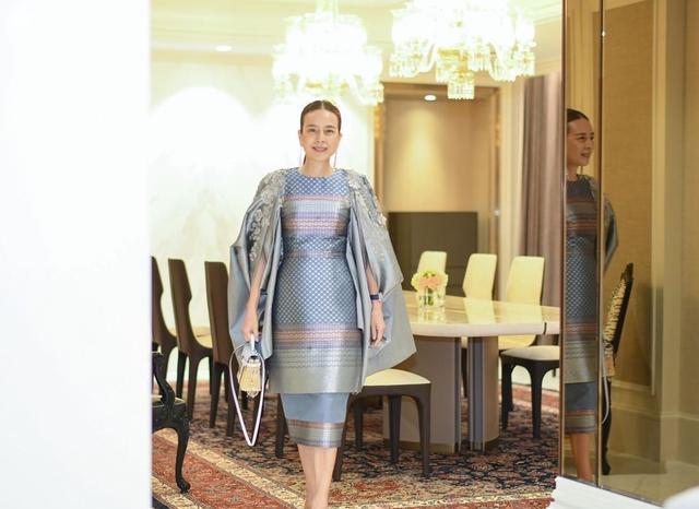 耳环 55岁“冻龄美人”伍伦盼, 戴流苏耳环仙气极了, 穿丝绸套装显贵气