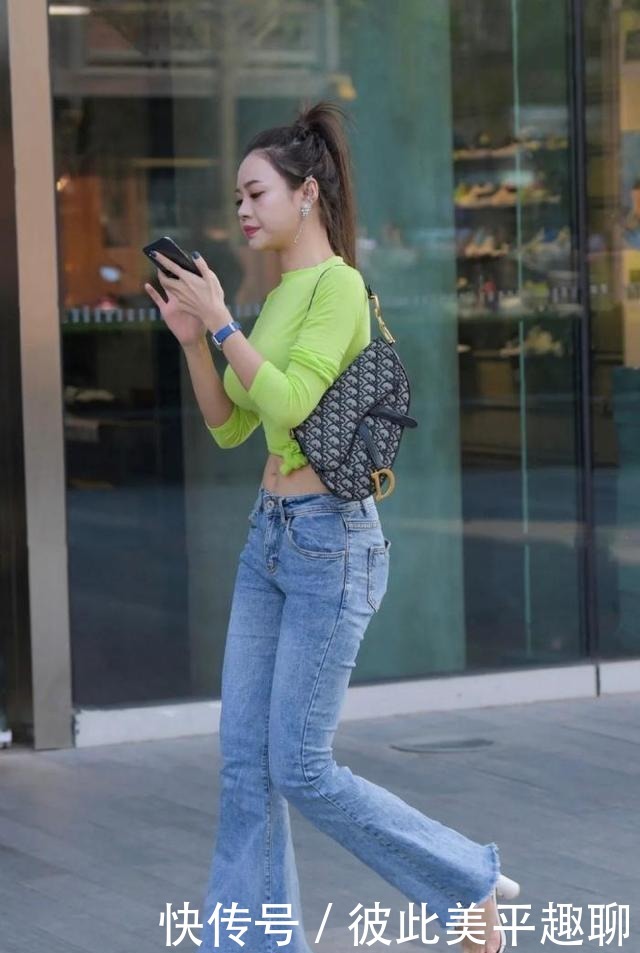 胖女孩的凉爽穿搭,休闲瘦身牛仔裤,使造型变得漂亮