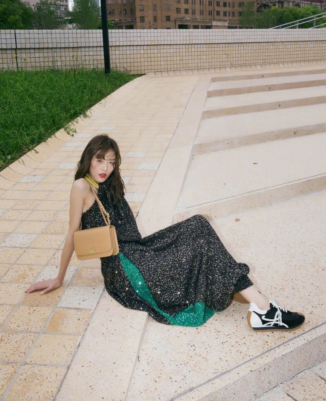 蕾丝|黑白灰穿腻了？今夏这6组彩色穿搭超显白，回头率100%